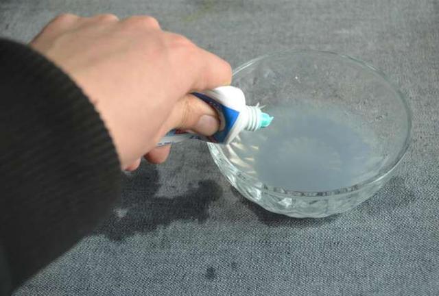 「花露水」加「牙膏」太厲害了，放衛生間，這3個妙用家家戶戶用得到