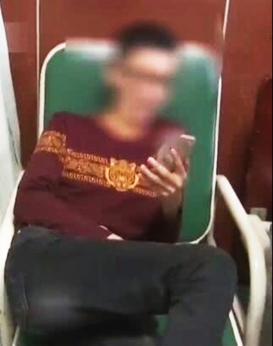 致命壞習慣⚡！每天躺沙發上玩手機，男子突然呼吸困難，39歲就『脊髓偏癱瘓』！?