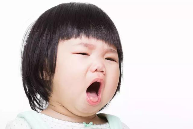 孩子吃堅果嗆入氣道，搶救無效身亡！醫生演示急救方法，父母學會能救寶寶的命！