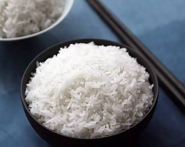 她把雞蛋放進大米裏，結果全家都驚呆了！沒想到竟然這麼神奇！