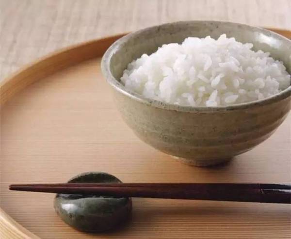她把雞蛋放進大米裏，結果全家都驚呆了！沒想到竟然這麼神奇！