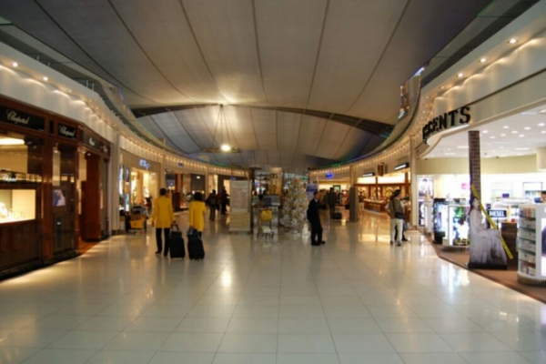 真人真事！在國際機場免稅店買東西「店員給的贈品」別亂拿　他「以為不用錢」卻換來超慘下場 