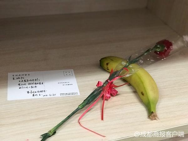 一份偷偷放入寢室的禮物 讓成都這群畢業生紅了眼眶……