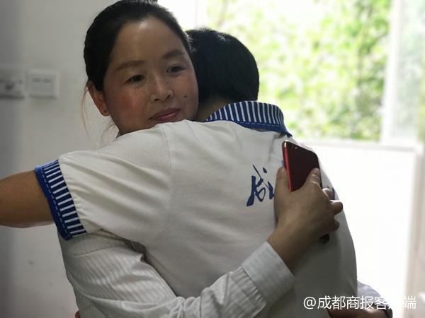 一份偷偷放入寢室的禮物 讓成都這群畢業生紅了眼眶……