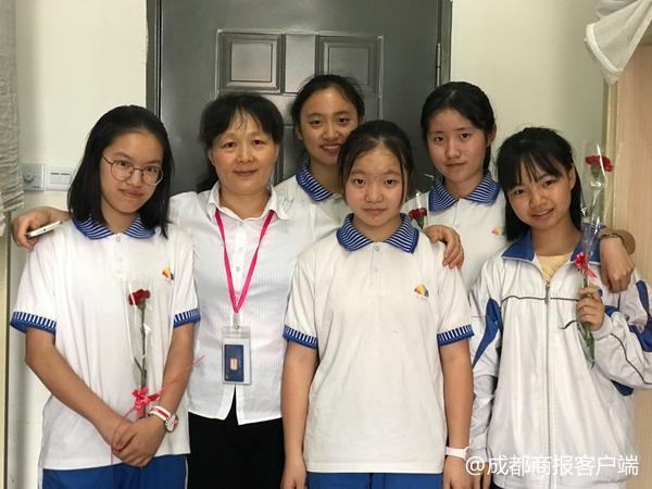 一份偷偷放入寢室的禮物 讓成都這群畢業生紅了眼眶……