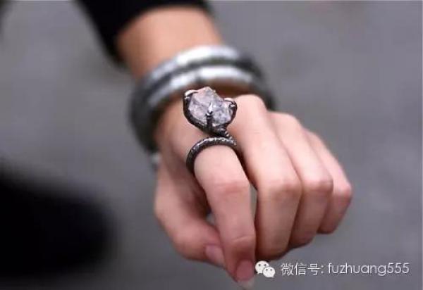 戒指千萬別亂戴！男人、女人戒指戴法的解讀，收藏起來一定用的到！
