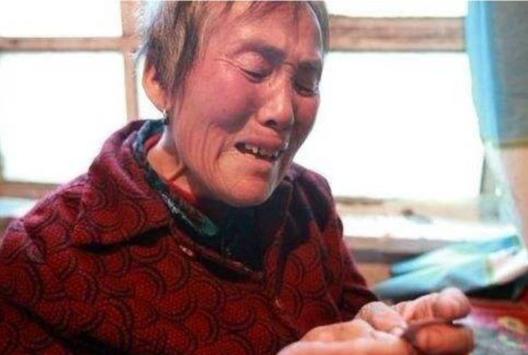 女子難產，婆婆跪求保大人，生完孩子，醫生趴床邊耳語：打110