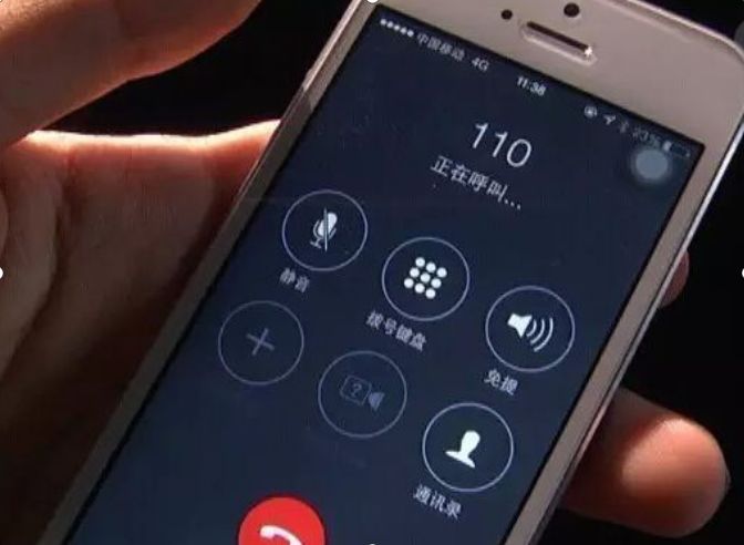 女子難產，婆婆跪求保大人，生完孩子，醫生趴床邊耳語：打110
