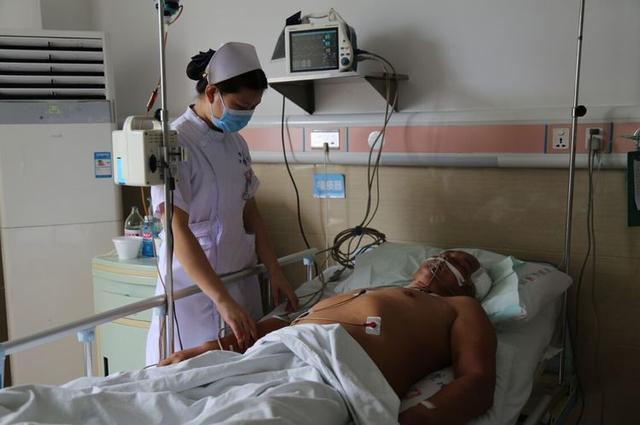 丈母娘每月花8千，女婿車禍她卻裝窮，女兒指了指女婿手，她傻了