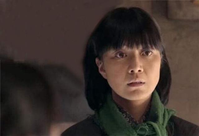 丈母娘每月花8千，女婿車禍她卻裝窮，女兒指了指女婿手，她傻了