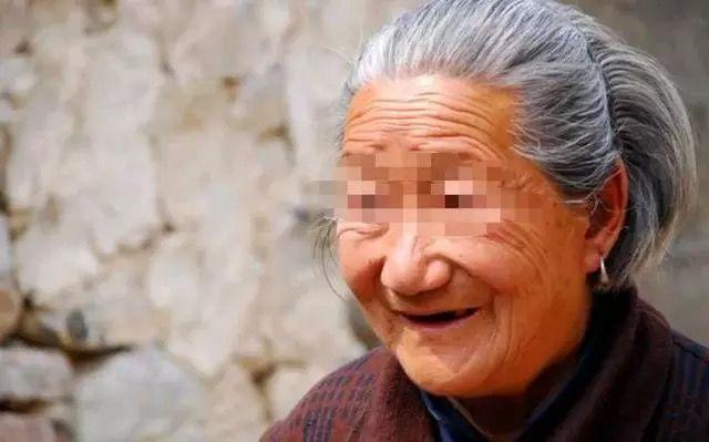 新婚夜後婆婆看了眼床單，給兒媳三萬，鋪床時一拿枕頭，婆婆愣了