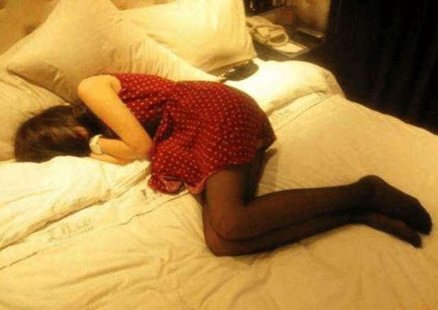 新婚夜後婆婆看了眼床單，給兒媳三萬，鋪床時一拿枕頭，婆婆愣了
