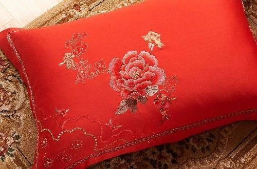 新婚夜後婆婆看了眼床單，給兒媳三萬，鋪床時一拿枕頭，婆婆愣了