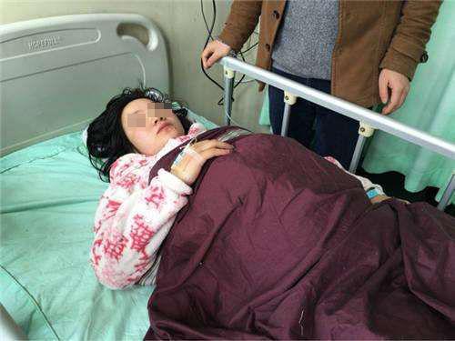 老婆難產去世，入土時兒子指指棺材，俺心生疑惑，打開看後樂壞了