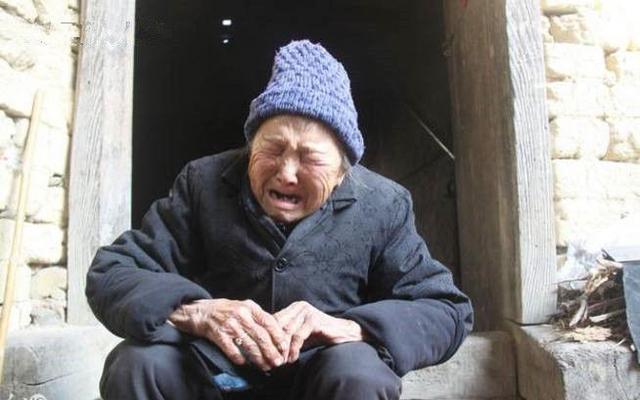 老婆害的我媽鼻青臉腫，剛要動手和她算帳，看見她的背卻捂緊了嘴