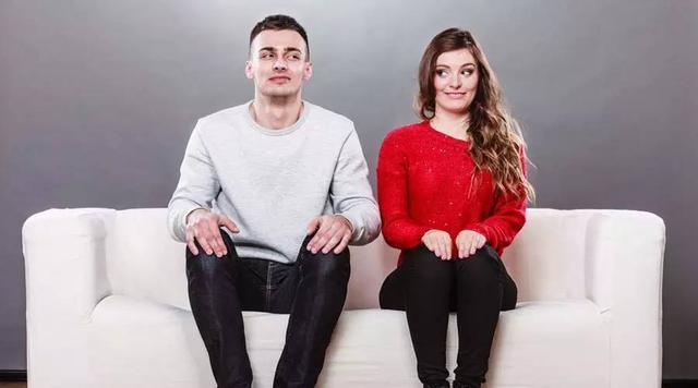 我二婚帶女兒嫁給現任男友，婚期將至，他讓我棄子結婚，我很無奈