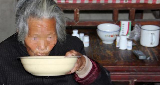 出差兩個月給婆婆八千元，看到母親吃的飯後，我打婆婆一巴掌離婚
