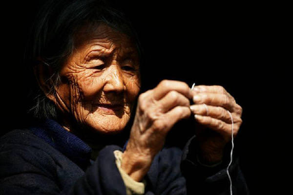 三個兒子不願贍養她，她一句話讓大家震驚更讓兒子低下了頭！