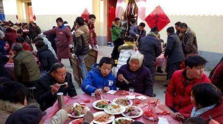婆婆70歲大壽，老公回來看到妻子挺大肚子在廚房，婆婆怒掀桌子