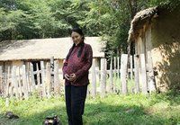 女子懷孕，婆婆趕她回娘家借錢，只拿回來燒餅，婆婆咬一口給五萬