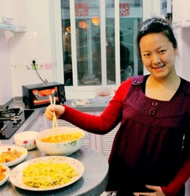 小姑子回娘家吃飯，我挺著大肚子招待，一句玩笑話婆婆掀了桌子