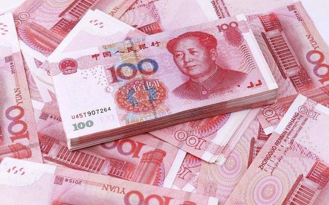 老人臨死前給兒子20萬，只給了養女一本書，翻開書後養女哭了