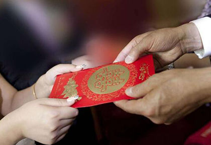 結婚當天，媽媽給妻子厚紅包做改口費，拆開後她卻改口喊媽媽阿姨