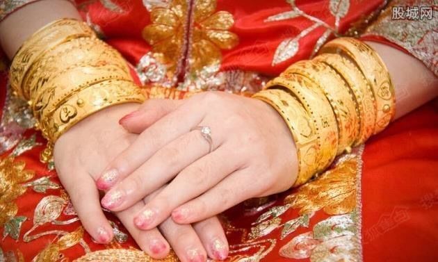 結婚當天，媽媽給妻子厚紅包做改口費，拆開後她卻改口喊媽媽阿姨