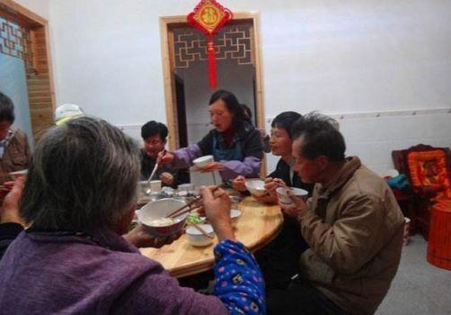 婆婆的新房買在我家樓上，晚上她來我家吃晚飯後，我想把房子賣掉