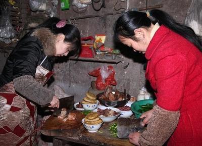 懷孕的時候，做菜太咸被婆婆打罵，老公下班看到後，甩婆婆到地下