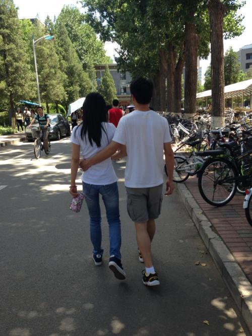 前夫去世後，我再改嫁，不久後女兒帶回男友，開門後我楞了