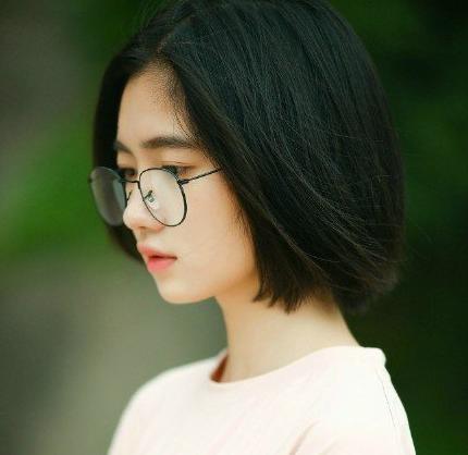 哥哥死後留下巨額遺產，可我結婚嫂子竟只陪嫁我一個枕頭！半年後拆開枕頭，我瞬間狂哭...