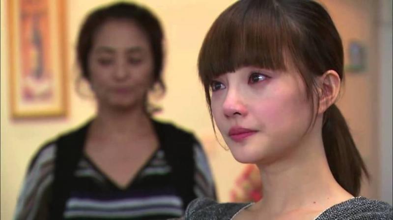 哥哥死後留下巨額遺產，可我結婚嫂子竟只陪嫁我一個枕頭！半年後拆開枕頭，我瞬間狂哭...