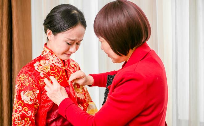 哥哥死後留下巨額遺產，可我結婚嫂子竟只陪嫁我一個枕頭！半年後拆開枕頭，我瞬間狂哭...