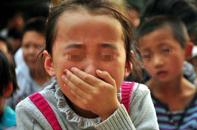 父親再婚把8歲女兒賣掉，危急時刻小姨搶回養大，二十年後她...
