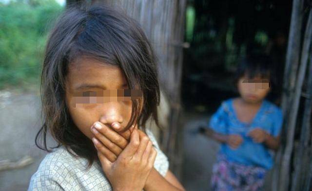 父親再婚把8歲女兒賣掉，危急時刻小姨搶回養大，二十年後她...