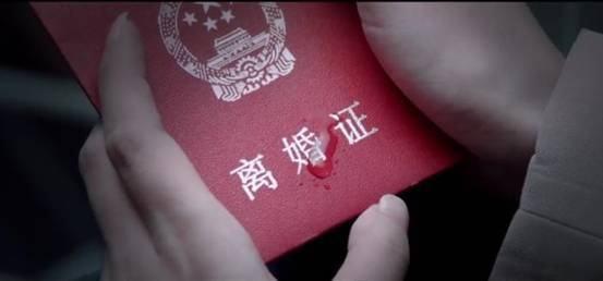 離婚兩年，女兒深夜打電話說媽媽在哭，跑過去剛進門就報了警