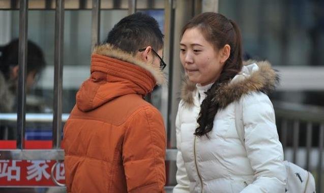 和男友同居2年，他從不出錢交房租水電，我要分手他卻指著床底讓我看！