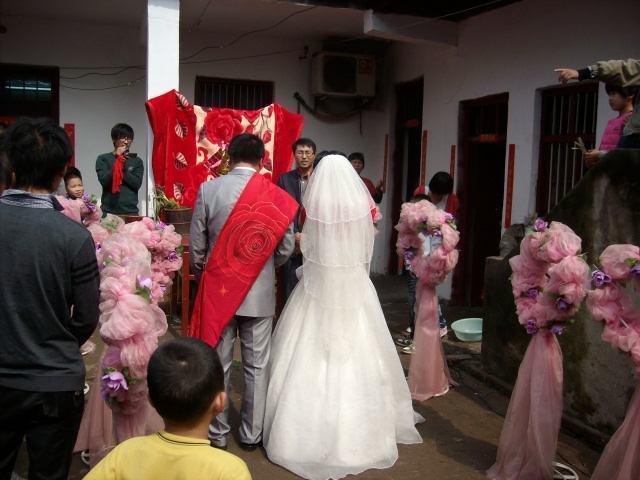 每月背著老公偷給娘家一萬，老公提離婚，回娘家後轉身就走