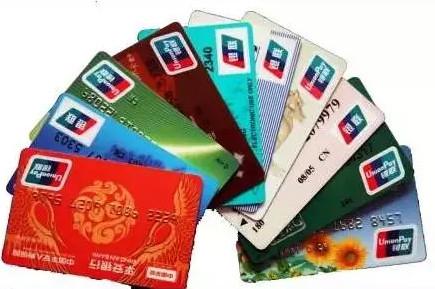 老公患病我不離不棄照顧五年，去世後撿到一張銀行卡，才知自己蠢