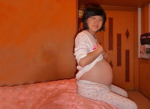 兒子去世，兒媳卻懷孕，婆婆罵她畜生，她指指遺像背面，婆婆自首