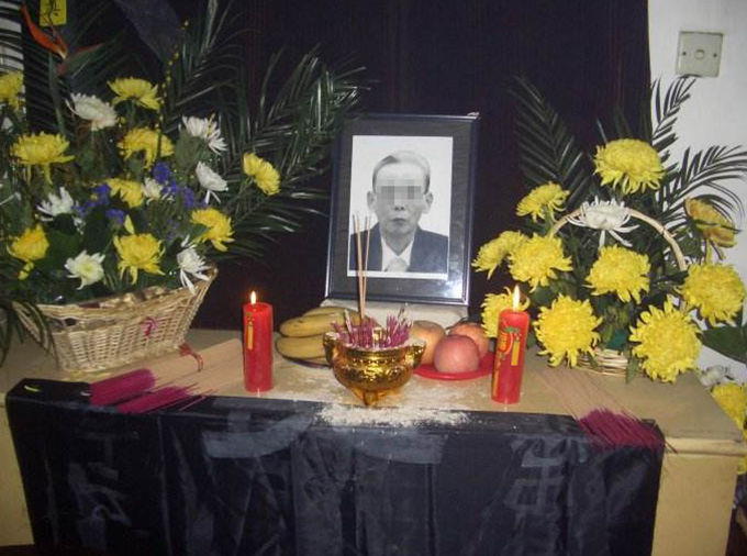 兒子去世，兒媳卻懷孕，婆婆罵她畜生，她指指遺像背面，婆婆自首