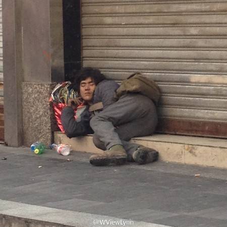他希望「乞丐父親」婚禮當天別來丟臉，沒想到父親竟開了十輛名車出現讓他後悔！