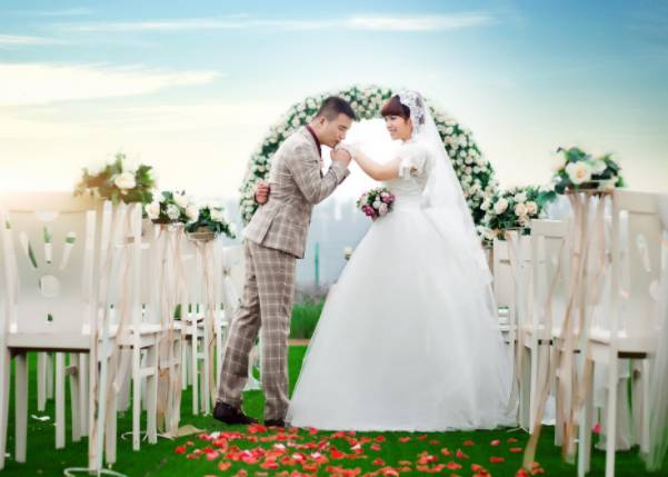 他希望「乞丐父親」婚禮當天別來丟臉，沒想到父親竟開了十輛名車出現讓他後悔！