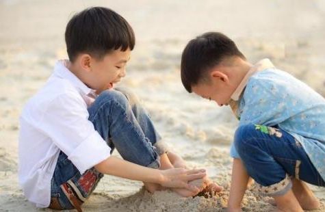 兒子入贅豪門，每月偷偷給母親打錢，五年後被趕出豪門，到家傻住