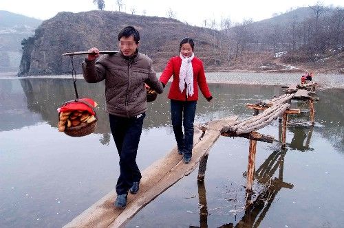 兒子元旦回村，帶一42歲女友，母親將她趕走，隔天拉開門，蒙了