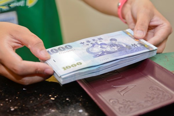 父親留下千萬財產，弟弟只要十萬，哥哥大喜回家訴說，妻子的話讓他淚流滿面