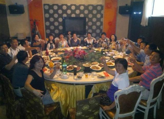 帶妻子參加聚會，被前女友嘲笑太醜，男子撩起衣服，全場人蒙了