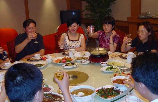 帶妻子參加聚會，被前女友嘲笑太醜，男子撩起衣服，全場人蒙了