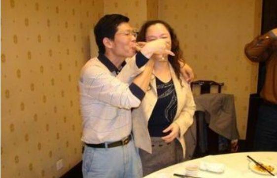 帶妻子參加聚會，被前女友嘲笑太醜，男子撩起衣服，全場人蒙了